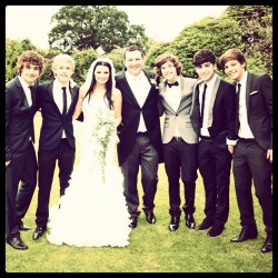paulways-watching-1d:  ‏@clodaghanne One more wedding pic before bed…just to bore you all to death!! x  It was Clodagh and Paul’s 1st wedding anniversary today.   