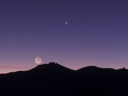 astronomer-in-progress:  Moon with Earthshine over Paranal Observatory Sunlight reflects off the Earth and shines upon the moon, gaining the name “earthshine.” This view shows a crescent moon setting over ESO’s Paranal Observatory in Chile, illuminated