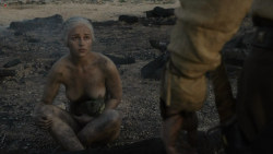 Эмилия Кларк (Emilia Clarke) из сериала Игра престолов (Game of Thrones). В роли  Дейенерис Таргариен. Весь интернет кипит обсуждениями жопы Дейенерис. Есть