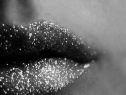 theglamouratisa:  Sparkle lips 