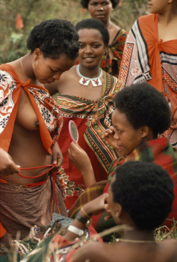 naturalblackgirls:   fuckyeahafricangirls:   Swazi Tribe, Swaziland- South Africa   natural black girls more on the homepage  