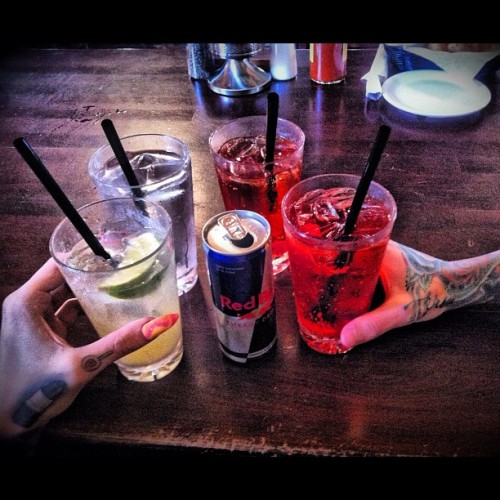 sitejeffreebr:  drinks with @ryanxedge & @aliciamann  