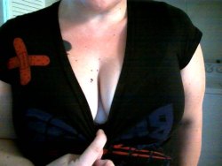 kinkyminx:  I can’t figure out how to take a good picture with the new webcam to save my life. So.. have boobs.  