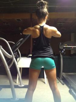 eat-pray-queeef:  majin-bruh:  Holy shit, her back is incredible.  girls with a strong back»  look at my gym buddy’s back 