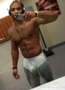 dachocolatefactory:  paysworshiptobbc:  WOULD LOVE HIM TO BREED ME ON THAT BENCH!       (via TumbleOn)