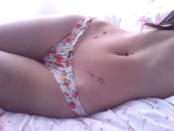 getsuswet:  intoxifaded:  I like this thong ‘cause it matches perfectly with my rose belly ring  lily