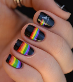 grunge-g1rl:  bongloadsandbroadway:  blognailedit:  The Dark Side of the Moon nails  GORGEOUS &lt;3 omg.  what   awesome
