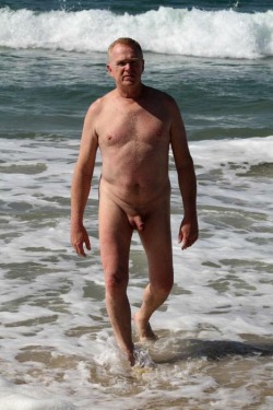 guyzbeach:  Follow Guyzbeach, a collection of natural men naked at the beach !