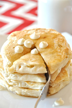 gastrogirl:  vegan white chocolate macadamia nut pancakes. 