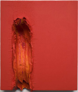 artchipel:  Leslie Wayne - Breaking and Entering | The Touch of Beatriz. Oil on wood, 14” x 12” x 3” (1999) [Tumblr Monday with arpeggia]  Z jakiegoś powodu ten obraz zrobił na mnie kolosalne wrażenie. Jest w nim coś gwałtownego, rozpaczliwego