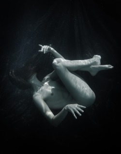 Brooke Lynne - under water