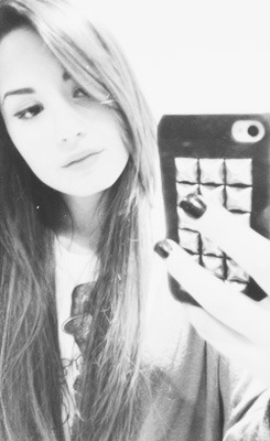 poeta-humorista:  “I love to change my hair, I think it’s fun.” - Demi. 