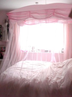 Daddyslittlepeach:  Daddydelvesdeep:  What A Pretty Princess Bed.  Perfect For Daddy