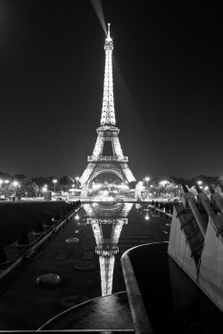 eternalspot:  I love Paris by night … nightclubs,