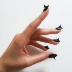 nailinghollywood:  Rose thorn nails for my