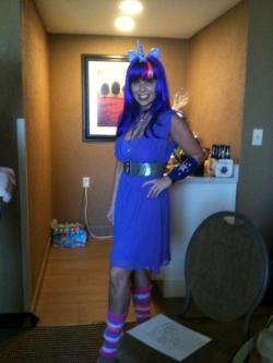 askskittledash:  sterzetanee:  OMFG tara strong cosplaying twilight  ((Extra details. She is at Canterlot Gardens. Amy Keating Rogers posted the image to her twitter. https://twitter.com/KeatingRogers))  Oh Tara.