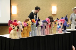 rawrcharlierawr:  SO HERE ARE LIKE THE VERY FEW PHOTOS THAT I TOOK AT PON3 CON First one has Whidedove’s lovely plushies, some guy that I dunno who it is, the top of Whitedove’s head, and a little bit of AJTexasranger. Second has a lady who did a