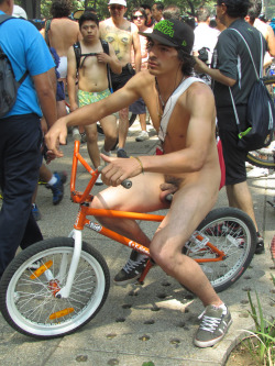 nu-en-groupepublic-nudity:  Ouch, couilles coincées sur petit vélo, allo maman bobo. 