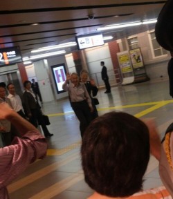 mcsgsym:  ちくわ (chikuwagirls) : 天皇陛下が中央線から出てきた・・・！東京駅なーう 