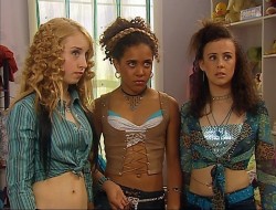 38308: GO OFFFFFFF Why are they dressed like Spice Girls? I can&rsquo;t remember most of the crap that happened in the show but I remember Chris Hemsworth being in an episode before he was famous and the cast shape shifting into new children after season