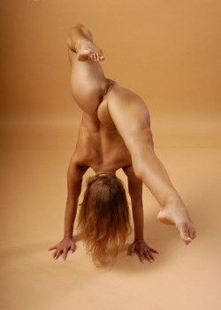 takuurenui:  More gymnastic pics The Light in Your Eyes[6E8-700]  Training for nude competition.