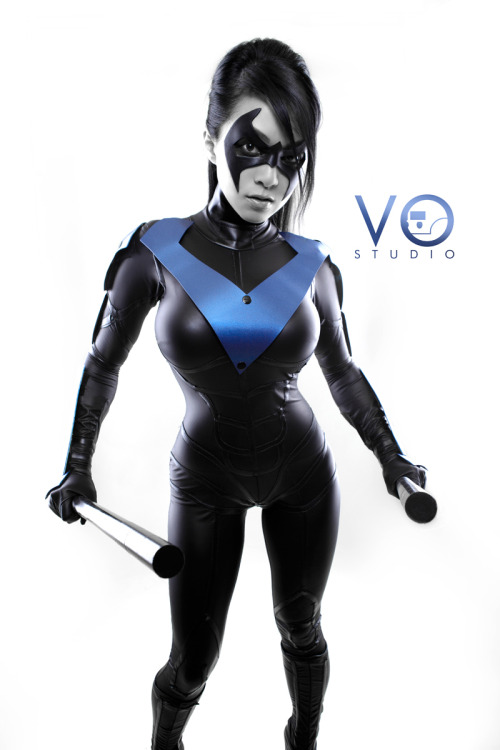 ianbrooks:  Lady Nightwing cosplay by Linda Le / Vampy Bit Me Cosplay Khaleesi Linda Le brings the Rule 63 and some Escrima sticks to this excellently executed carbon fiber Nightwing costume. I’m fairly confident that, like Dick Grayson, Linda was also