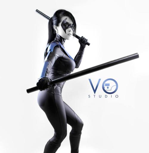 ianbrooks:  Lady Nightwing cosplay by Linda Le / Vampy Bit Me Cosplay Khaleesi Linda Le brings the Rule 63 and some Escrima sticks to this excellently executed carbon fiber Nightwing costume. I’m fairly confident that, like Dick Grayson, Linda was also