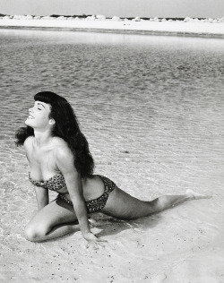 vintagegal:  Bettie Page photographed by