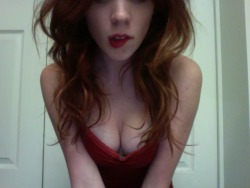 sweet4gingers:  naomi-flowers:  hows it going tumblr?  Mmmmm, I really want to kiss her freckles!  #redhead