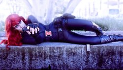 cosgeek:  Black Widow (from The Avengers) by Eve Beauregard at EB Games Expo  DEITADINHA