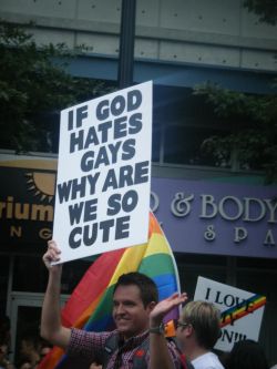&ldquo;Si Dios odia a los Gays, ¿por qué somos tan guapos?&rdquo;Jaque mate creyentes, jaque mate.