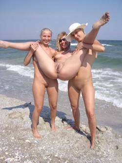 showoffpics:  Swinging beach girls return