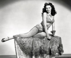 retrowunderland:  Vintage Vamp…Yvonne De Carlo, aka Lily Munster Before becoming a beloved 1960’s sitcom character, Yvonne De Carlo was a sultry 1940’s pin-up star…and she was fierce! 