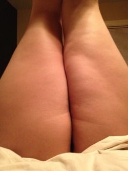 weekendsexy:He loves my thick thighs do you?