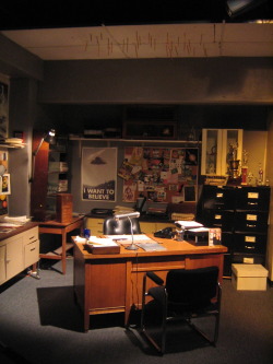 midcenturymiskatonic:  Fox Mulder’s office from The X-Files (1993-2002) 