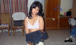 Desigirlsclub:  Bangladeshi Airline Babe In Pink Bra Showing Cleavage And Glimpse