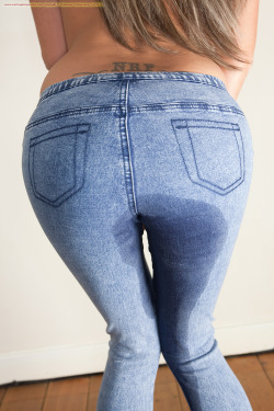 wettingherpanties:  Sexy Natalia wets her skin tight jeans