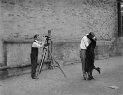danielatieni:  Photographer Leslie Jones films couple kissing; photo by Mr. Jones; c. 1920. 