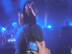 Bien, esta foto la saqué yo. El 23 de octubre del 2012 se presentó Evanescence en el Movistar Arena, Santiago, y bueno, fui. Es mi banda favorita desde hace muchos años (unos 7 aprox.) y weón, fue, hermoso. Claro, había gente empujando por todos