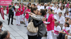 Slumpylaceprincess:   Two Straight Women, Named Julia (17) And Auriane(19), Kissing