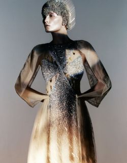 silte:  Iekeliene Stange photographed by Benjamin Lennox for Vogue UK December 2011 