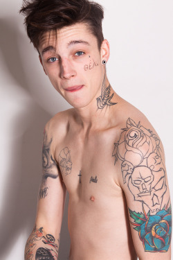 mutated-lovechild:  pukia:  mmm boys with tattoos♡♡♡♡  What he has written on his cheek is ‘thello’ which is Greek for ‘I want’. Which I do btw
