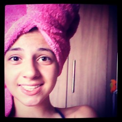 Que calooooooor&hellip; pelo menos consegui ir na piscina &lt;). #sun #pink #girl #towel