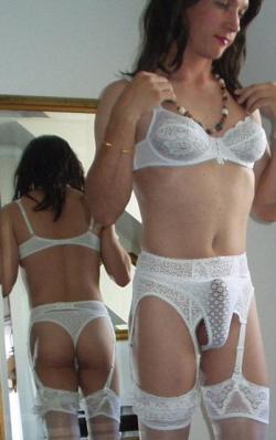 tiedupsissy69:  meninlipstick:  Mmm… front and back both look delicious.  What can I say? I am so in love. :-) - 