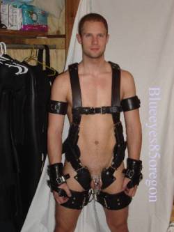 chastityslavebln77:  ukbdsm:   Nicely restrained and to top it