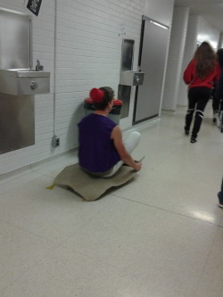 thatsqualitystuff:  on halloween this guy dressed up as aladdin and glued a carpet to his skaboard and made his way through the halls like this 