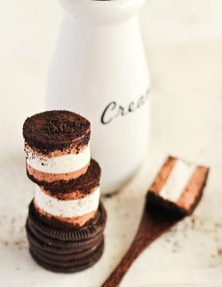 itmeanslovable:  mochacafe:  via 19-ninefeethigh  somebody tell me what this is and how to make it.. please! lol  Mmmm, that looks like a mini oreo cheesecake! Actually, it kind of looks like how mum and I made dirt cups when I was a kid. If you froze