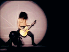things-of-rocker:  Slash on guitar. 