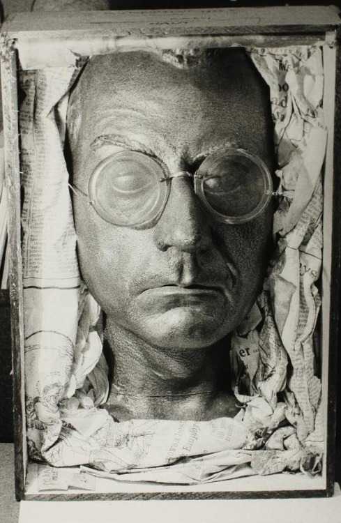 varietas:  Man Ray: Autoportrait, 1969  / via Soler y Llach  Man Ray: Autoportrait, 1933 / via Smithsonian Museum 