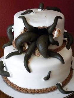 If I ever get married this is what the cake will probably look like but green. Because Cthulhu makes best cake. 